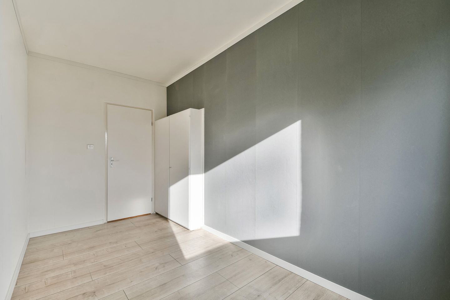 Spacious 3-bedroom apartment with renovated kitchen in Amsterdam-Noord — 14