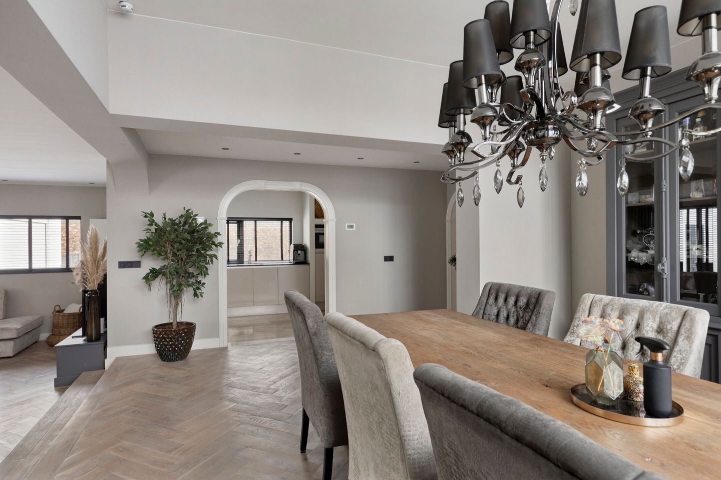 Spacious bungalow with five bedrooms, sauna, and south-facing garden near Wilhelminaplein — 16