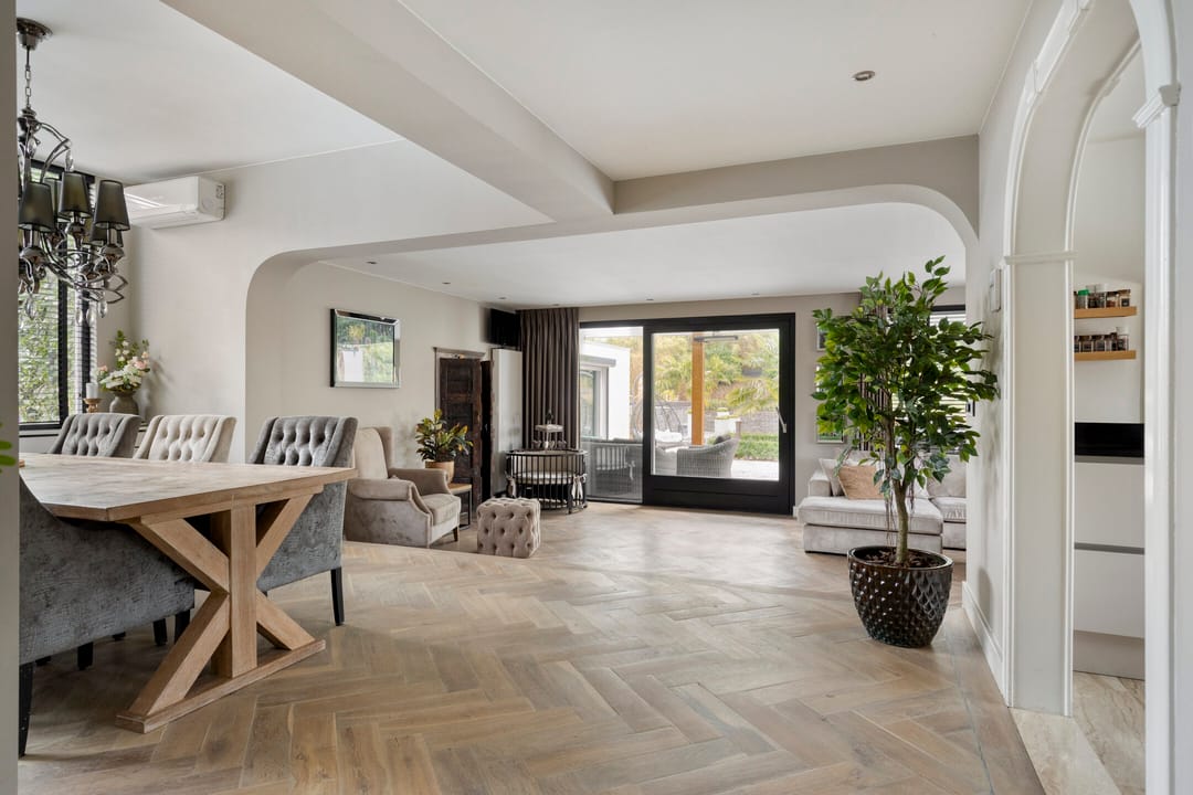 Spacious bungalow with five bedrooms, sauna, and south-facing garden near Wilhelminaplein — 18