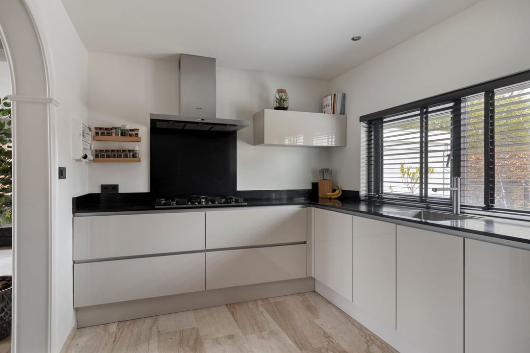 Spacious bungalow with five bedrooms, sauna, and south-facing garden near Wilhelminaplein — 22