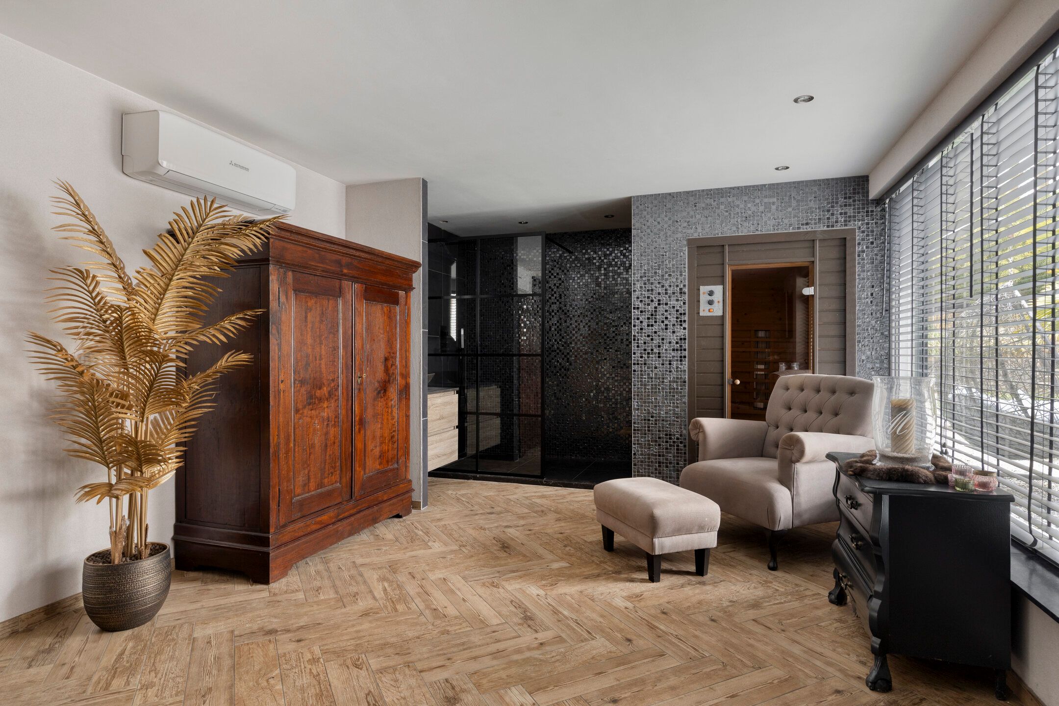 Spacious bungalow with five bedrooms, sauna, and south-facing garden near Wilhelminaplein — 26