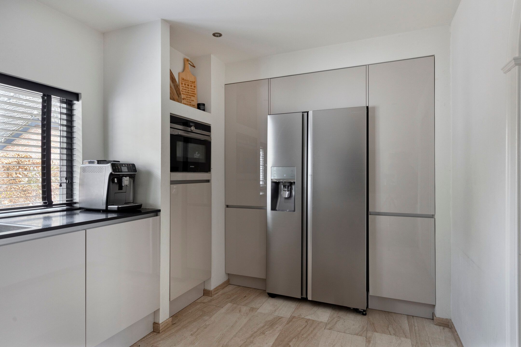 Spacious bungalow with five bedrooms, sauna, and south-facing garden near Wilhelminaplein — 23