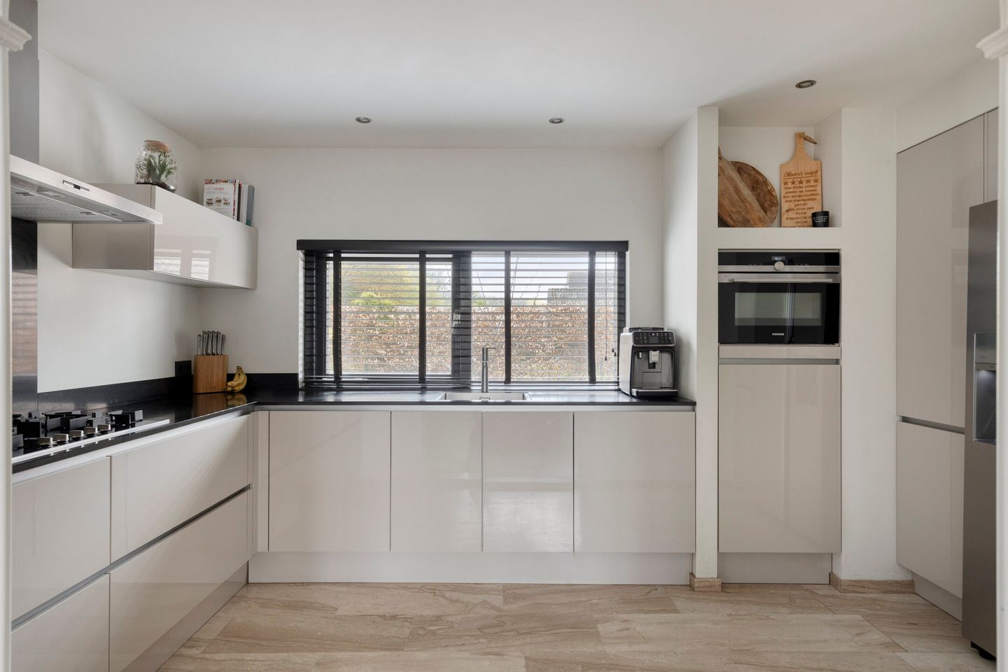 Spacious bungalow with five bedrooms, sauna, and south-facing garden near Wilhelminaplein — 21