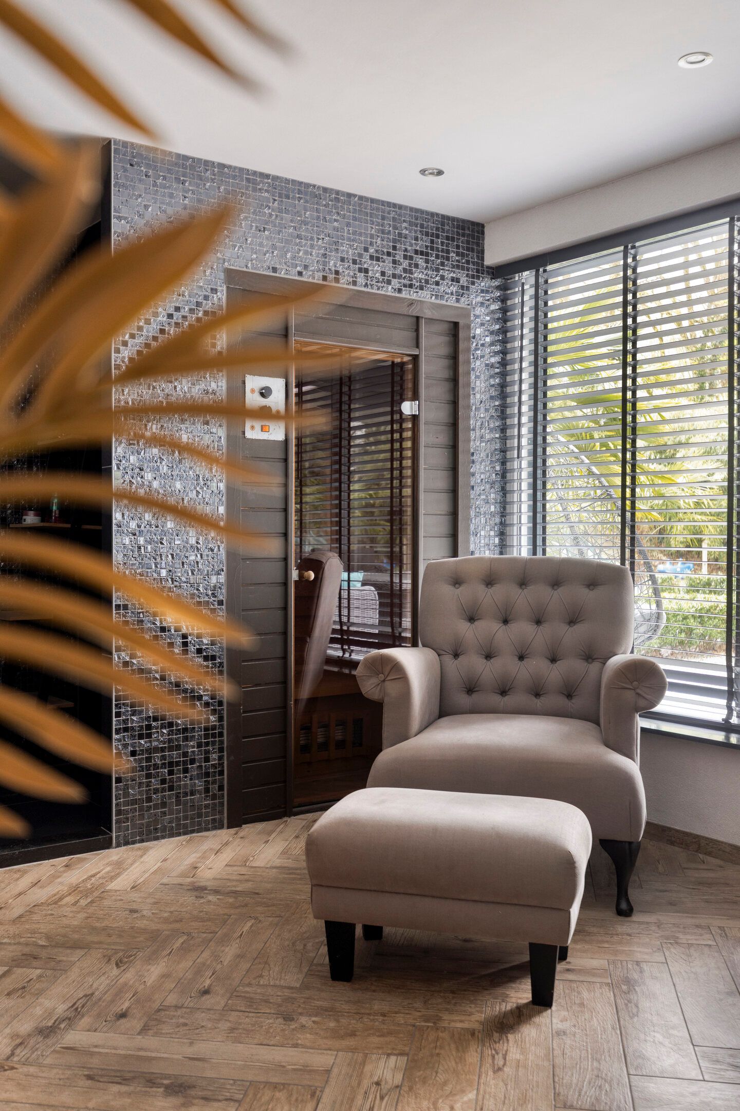 Spacious bungalow with five bedrooms, sauna, and south-facing garden near Wilhelminaplein — 29