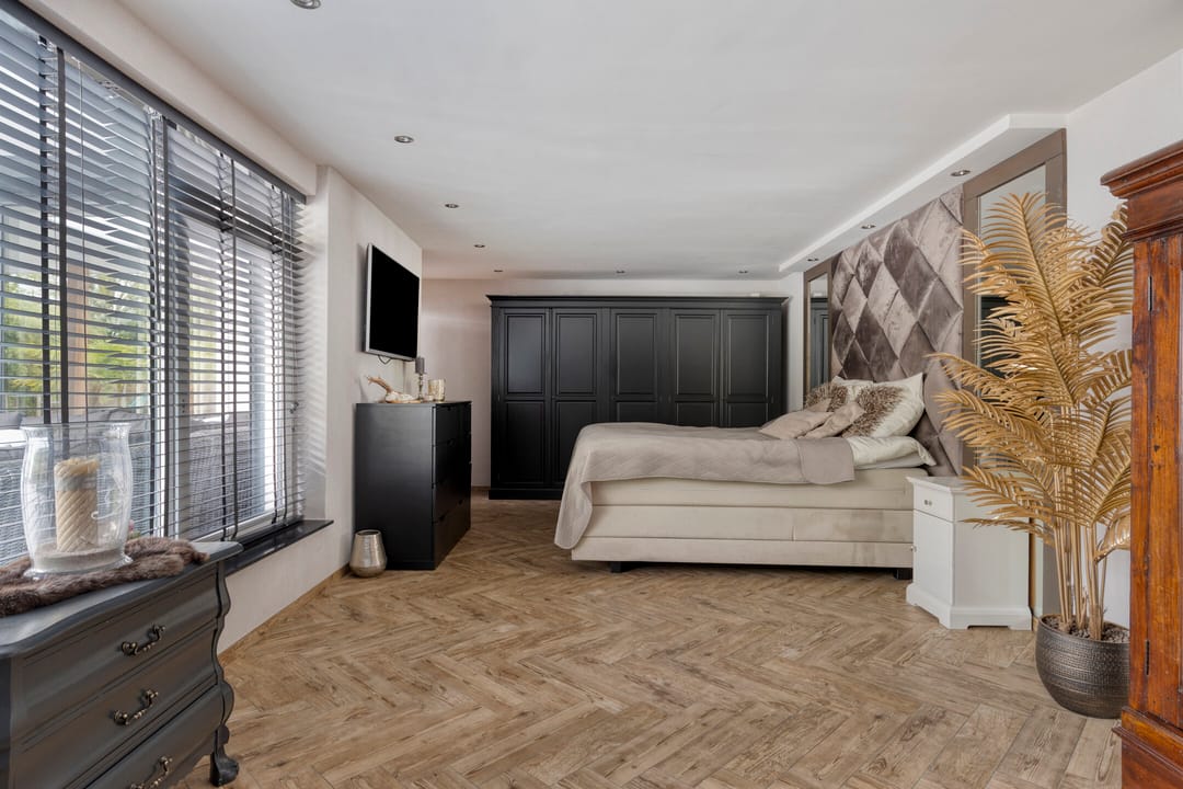 Spacious bungalow with five bedrooms, sauna, and south-facing garden near Wilhelminaplein — 27