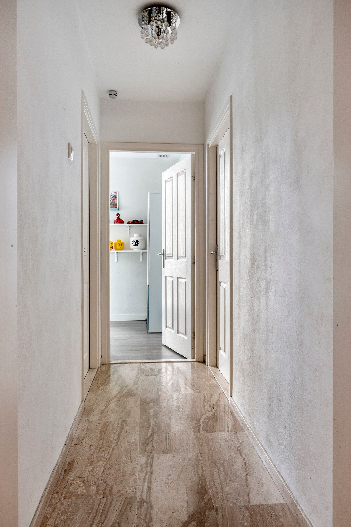 Spacious bungalow with five bedrooms, sauna, and south-facing garden near Wilhelminaplein — 30