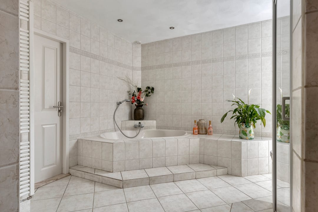 Spacious bungalow with five bedrooms, sauna, and south-facing garden near Wilhelminaplein — 36
