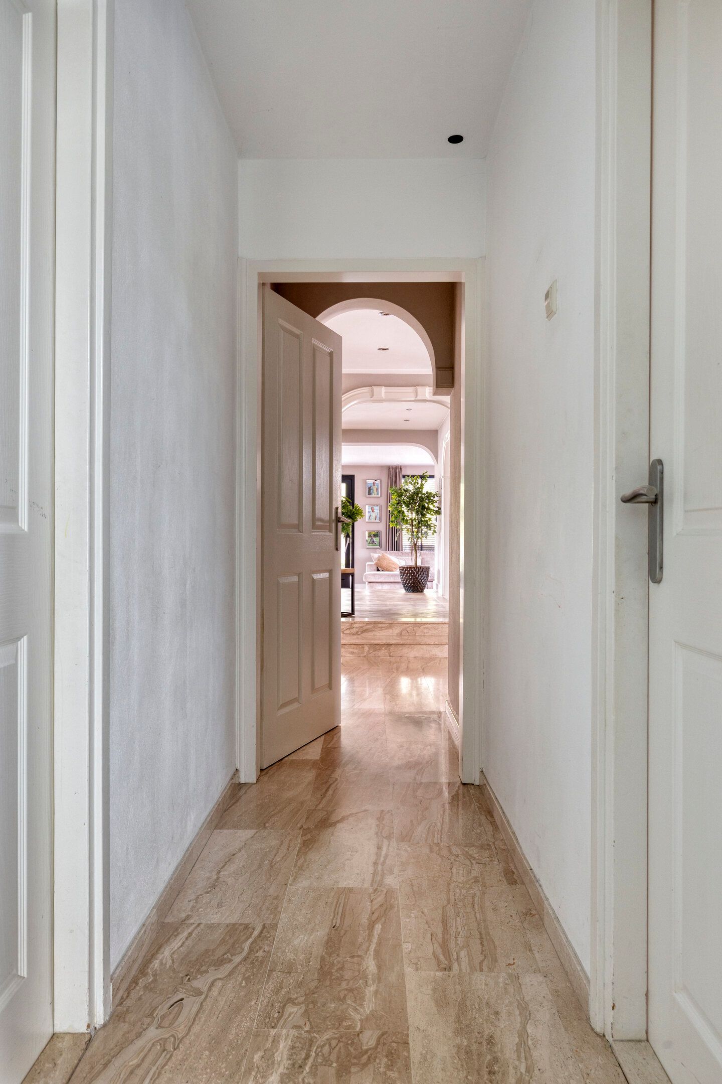 Spacious bungalow with five bedrooms, sauna, and south-facing garden near Wilhelminaplein — 31