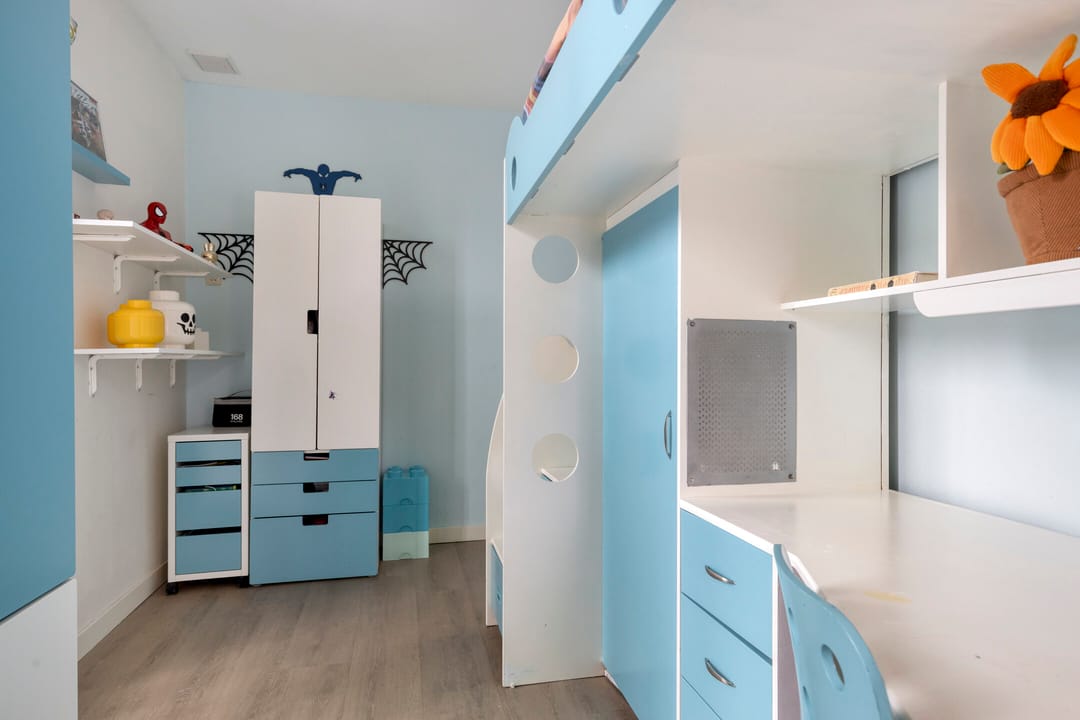 Spacious bungalow with five bedrooms, sauna, and south-facing garden near Wilhelminaplein — 42
