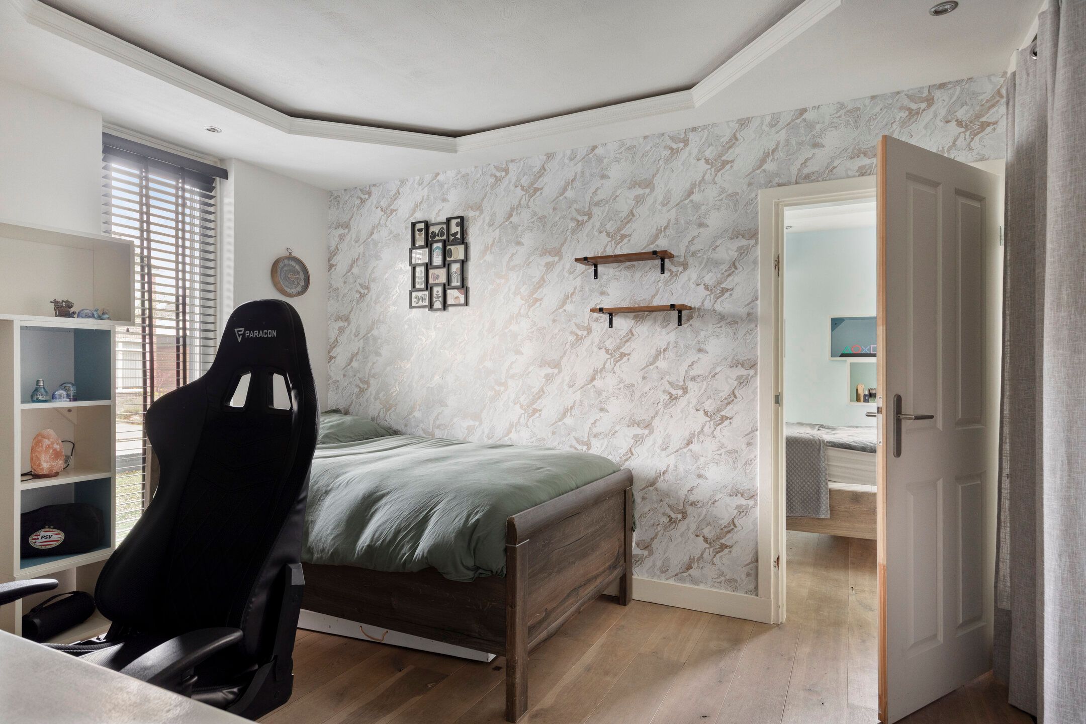 Spacious bungalow with five bedrooms, sauna, and south-facing garden near Wilhelminaplein — 40
