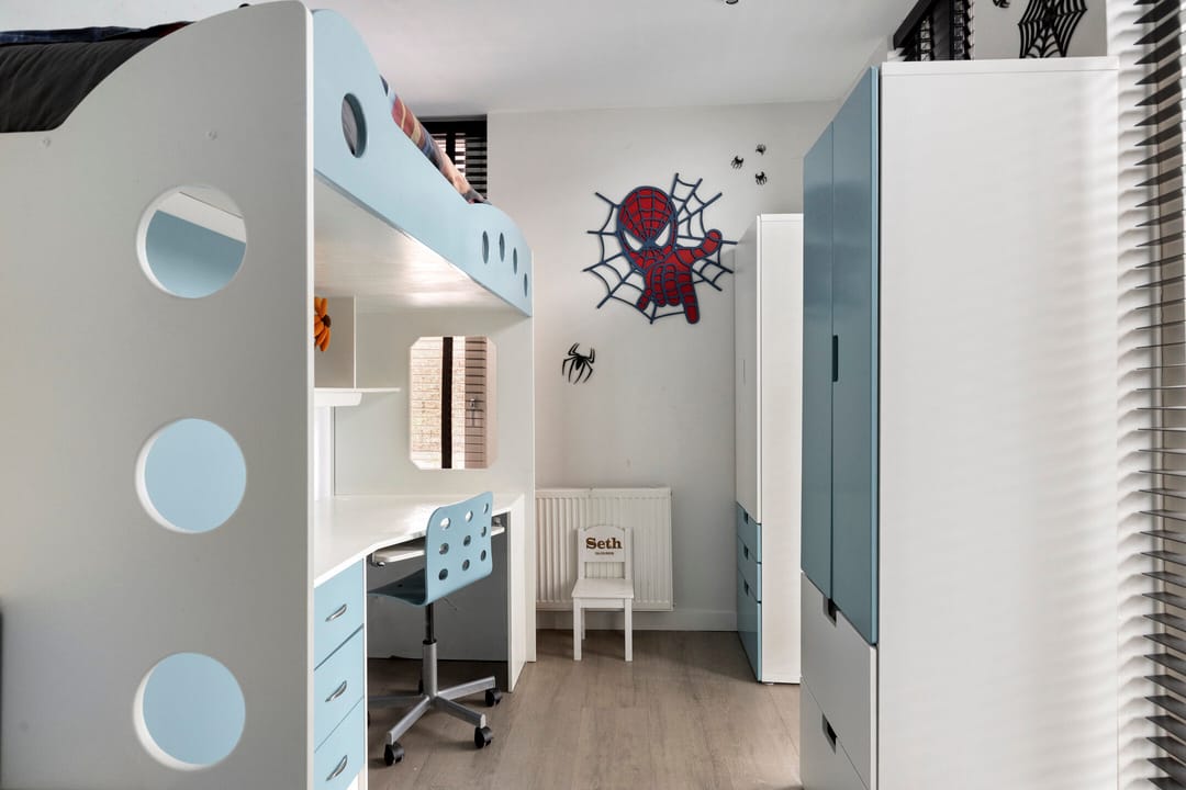 Spacious bungalow with five bedrooms, sauna, and south-facing garden near Wilhelminaplein — 41