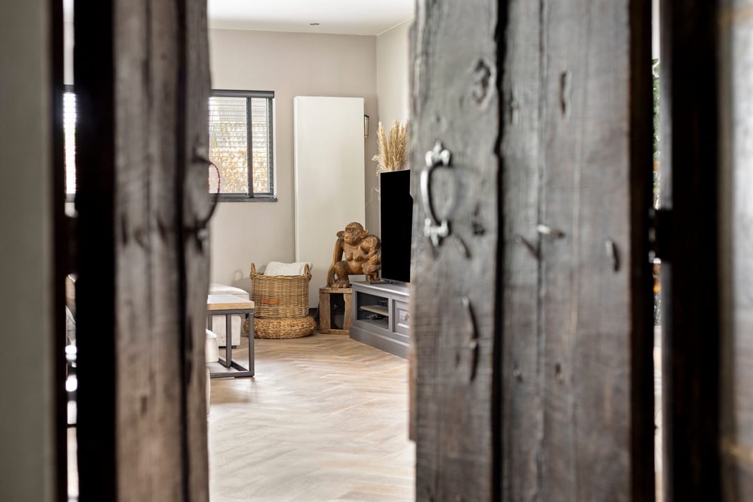 Spacious bungalow with five bedrooms, sauna, and south-facing garden near Wilhelminaplein — 24