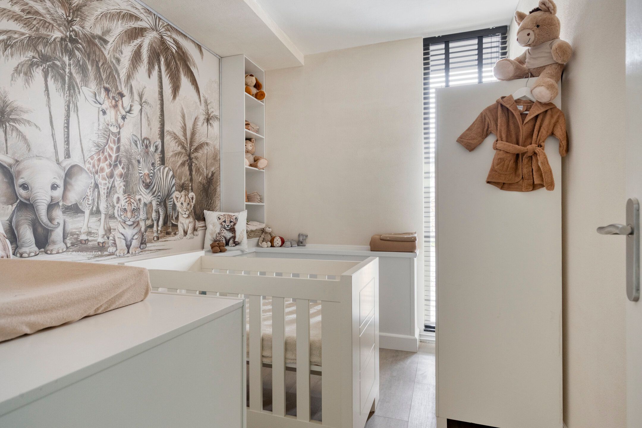 Spacious bungalow with five bedrooms, sauna, and south-facing garden near Wilhelminaplein — 43