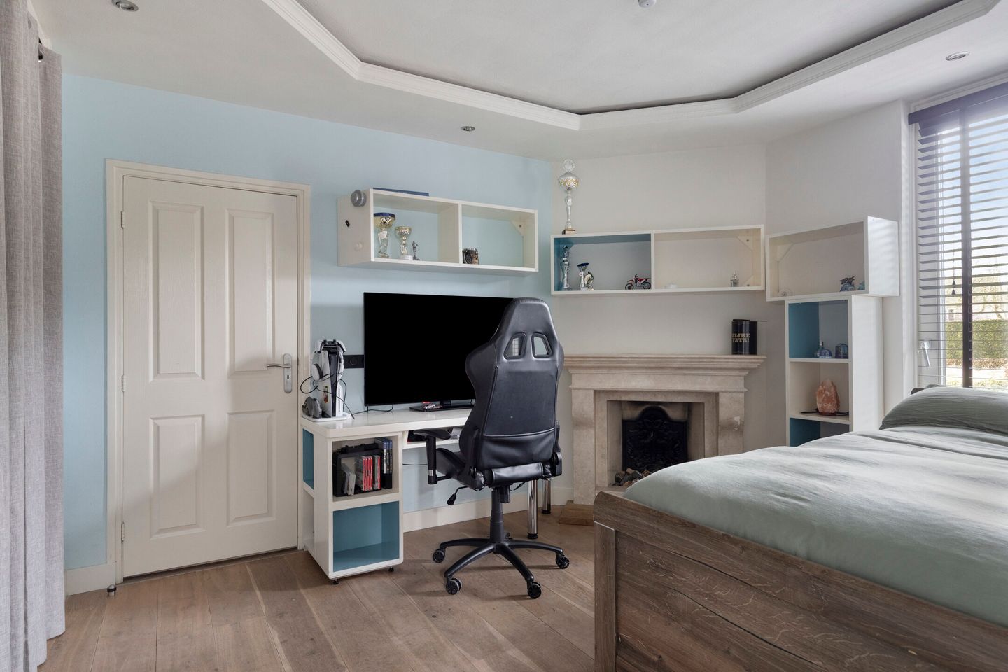 Spacious bungalow with five bedrooms, sauna, and south-facing garden near Wilhelminaplein — 39
