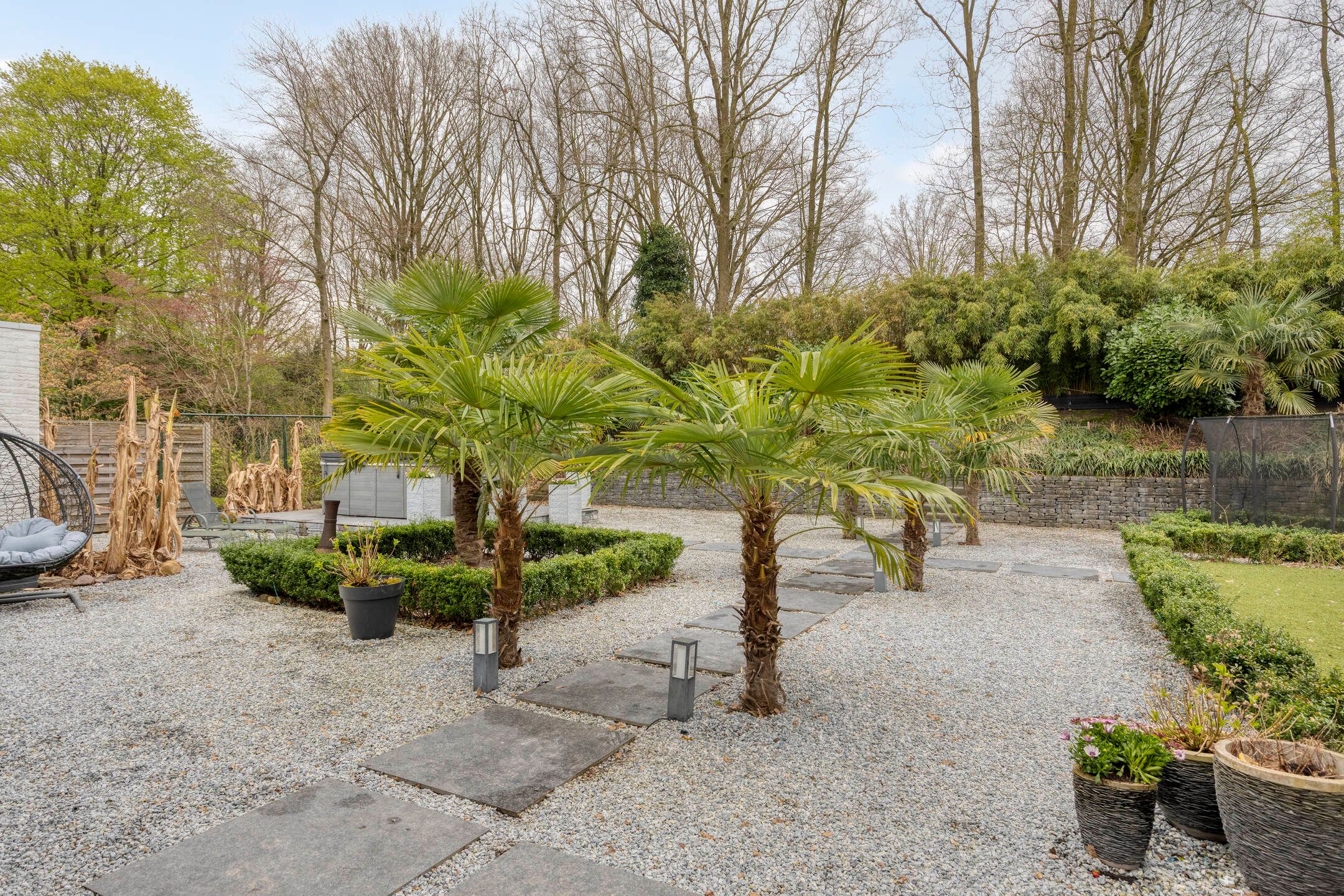 Spacious bungalow with five bedrooms, sauna, and south-facing garden near Wilhelminaplein — 46