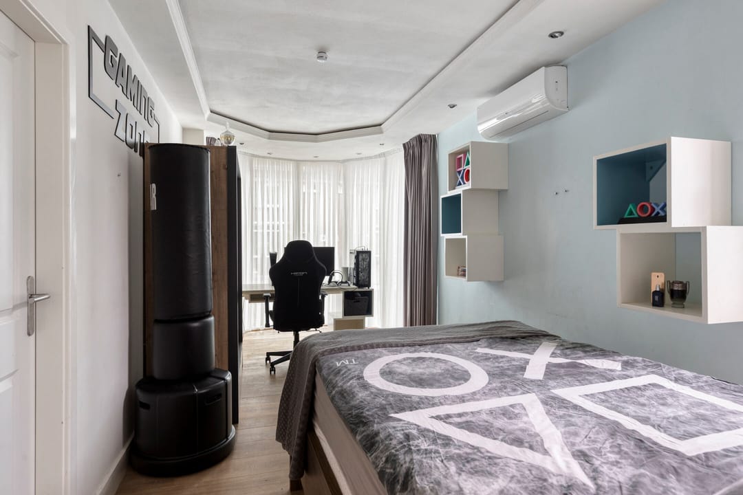Spacious bungalow with five bedrooms, sauna, and south-facing garden near Wilhelminaplein — 32
