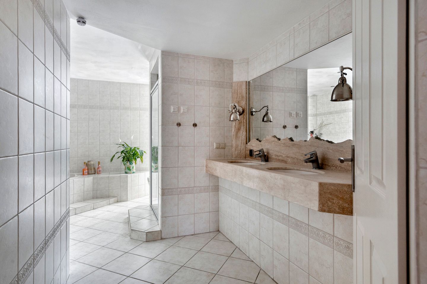 Spacious bungalow with five bedrooms, sauna, and south-facing garden near Wilhelminaplein — 35