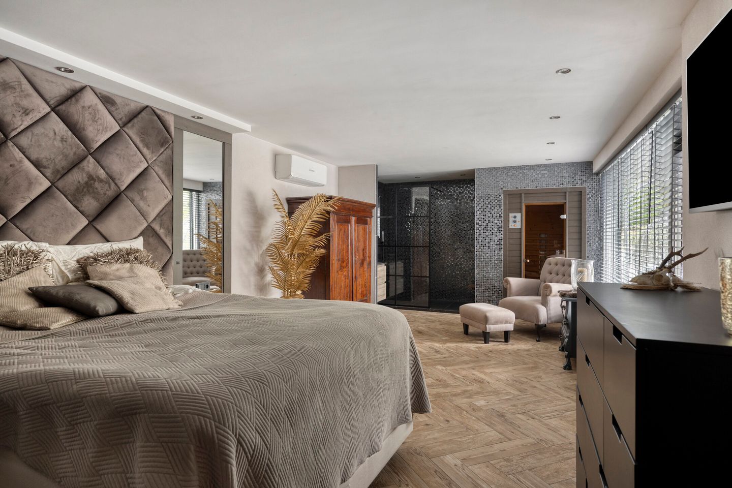 Spacious bungalow with five bedrooms, sauna, and south-facing garden near Wilhelminaplein — 25