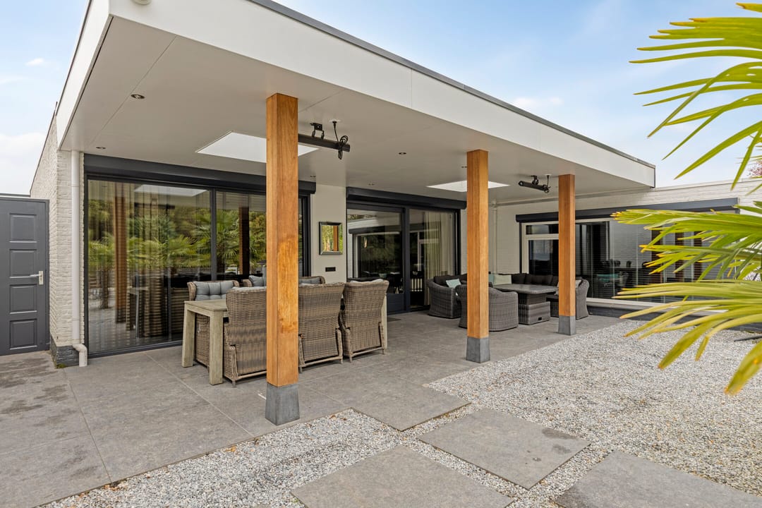 Spacious bungalow with five bedrooms, sauna, and south-facing garden near Wilhelminaplein — 47
