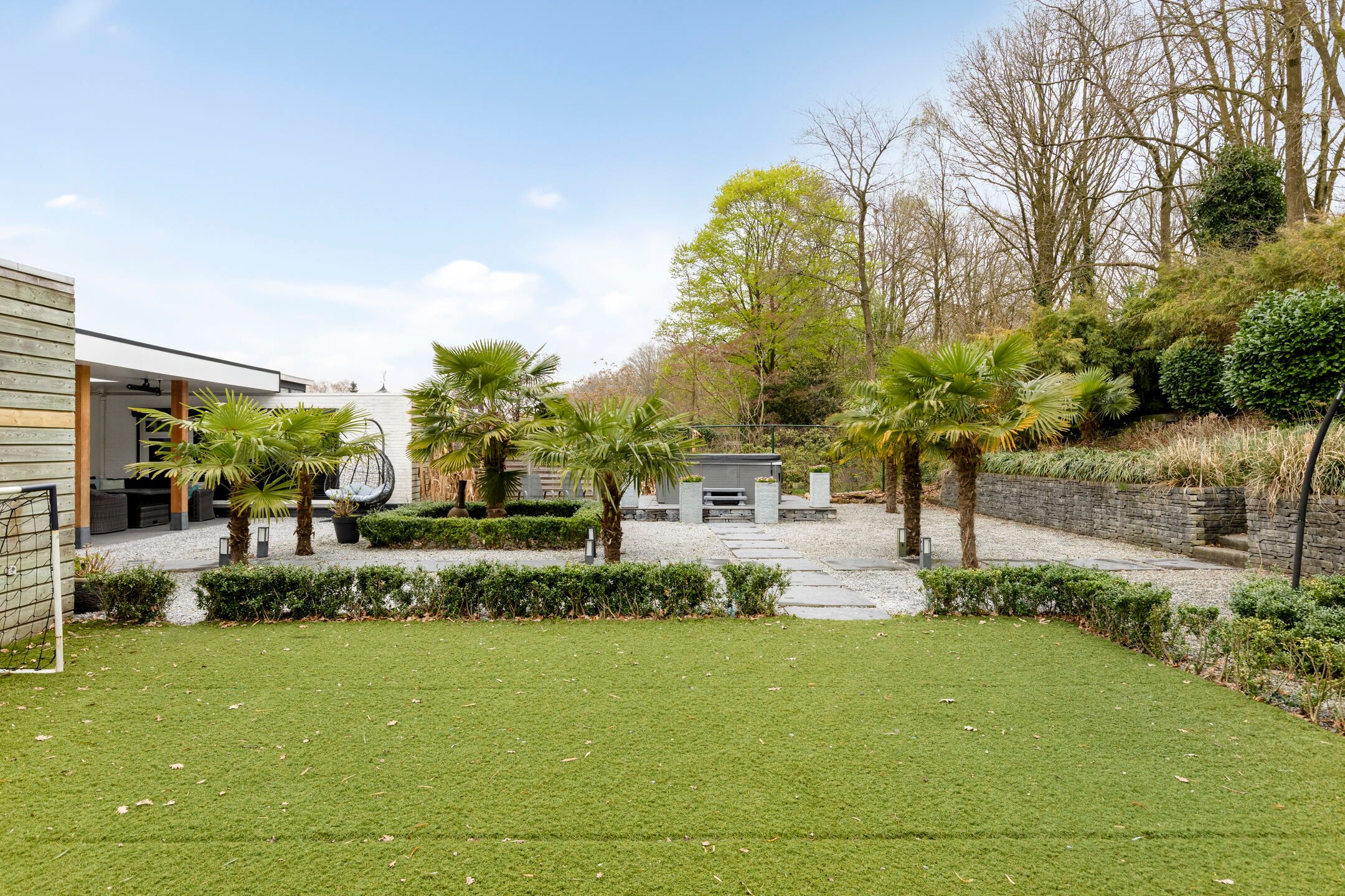 Spacious bungalow with five bedrooms, sauna, and south-facing garden near Wilhelminaplein — 49