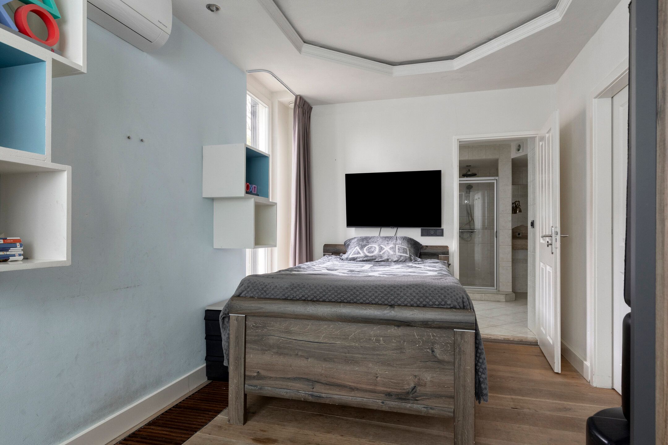 Spacious bungalow with five bedrooms, sauna, and south-facing garden near Wilhelminaplein — 34