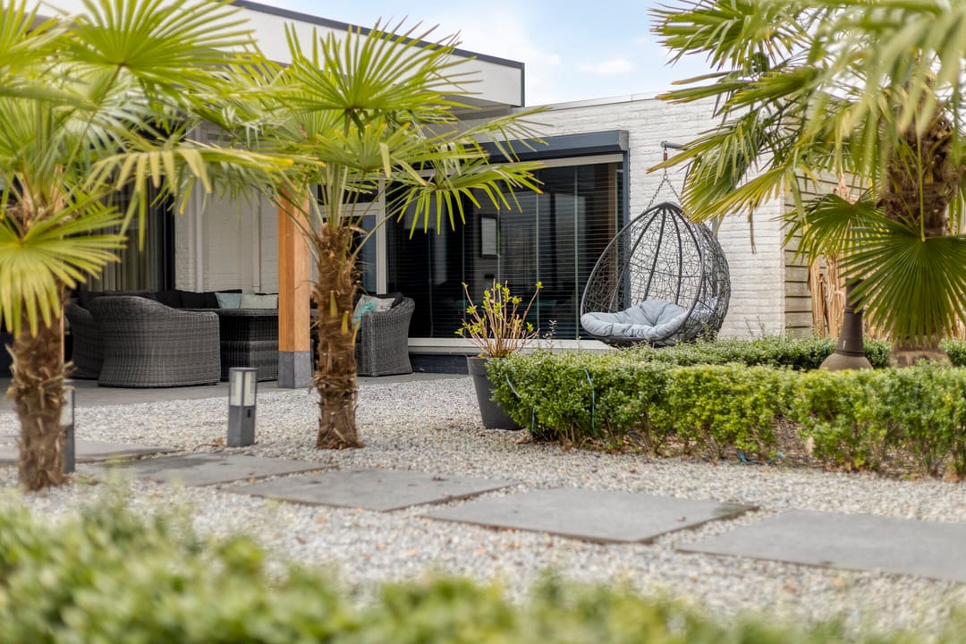 Spacious bungalow with five bedrooms, sauna, and south-facing garden near Wilhelminaplein — 53