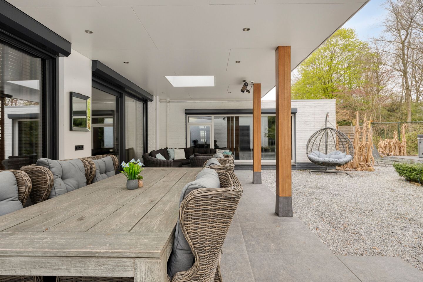 Spacious bungalow with five bedrooms, sauna, and south-facing garden near Wilhelminaplein — 45