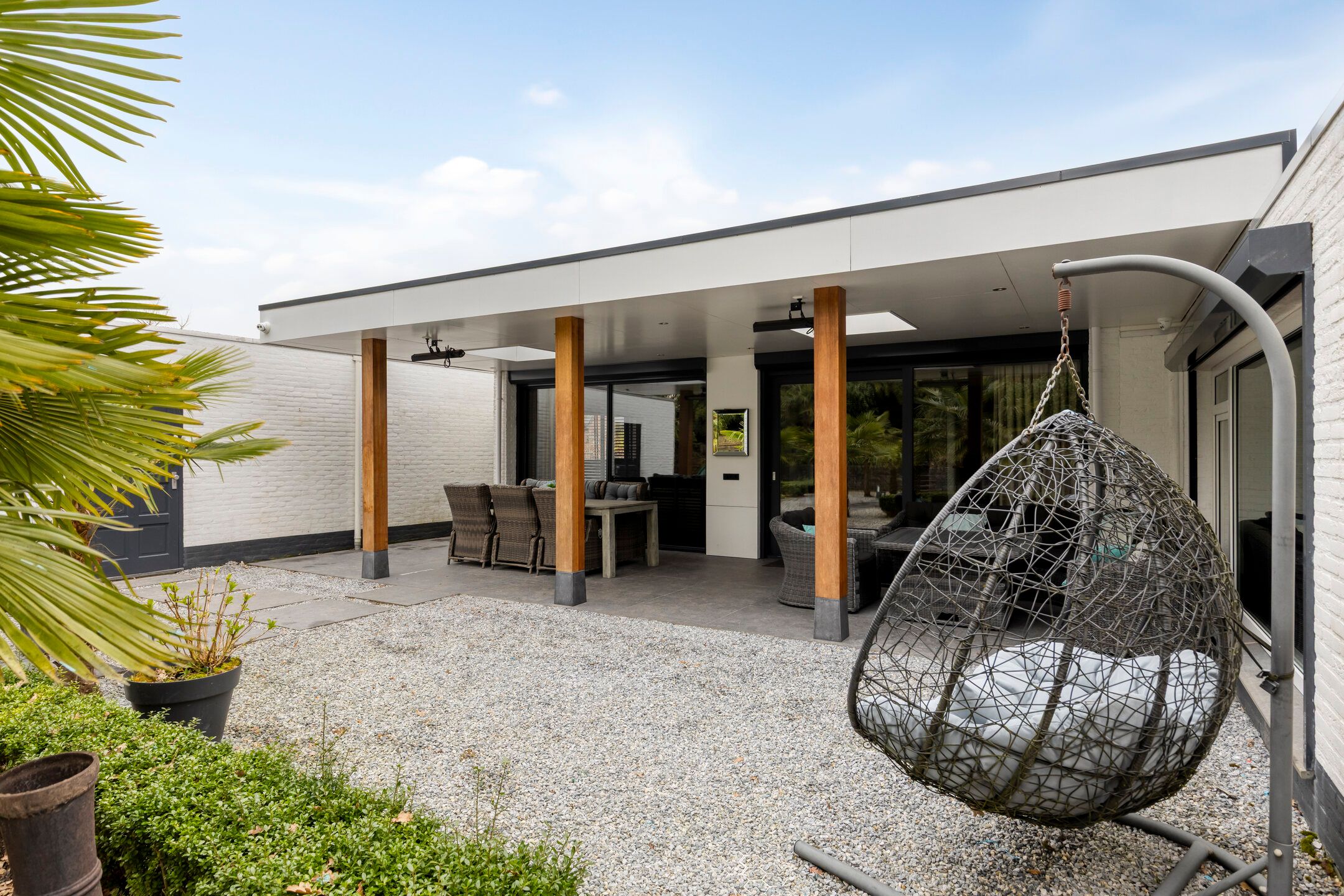 Spacious bungalow with five bedrooms, sauna, and south-facing garden near Wilhelminaplein — 52