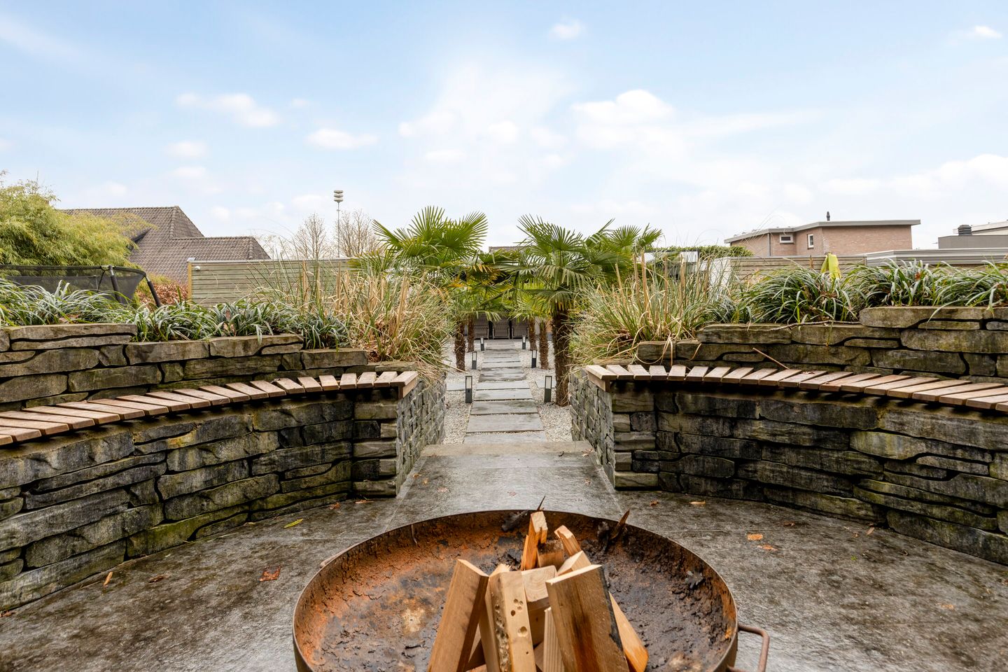 Spacious bungalow with five bedrooms, sauna, and south-facing garden near Wilhelminaplein — 54