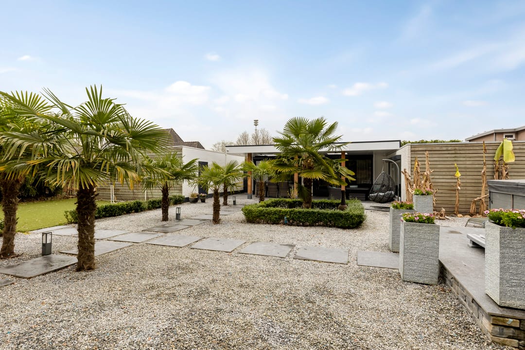 Spacious bungalow with five bedrooms, sauna, and south-facing garden near Wilhelminaplein — 56