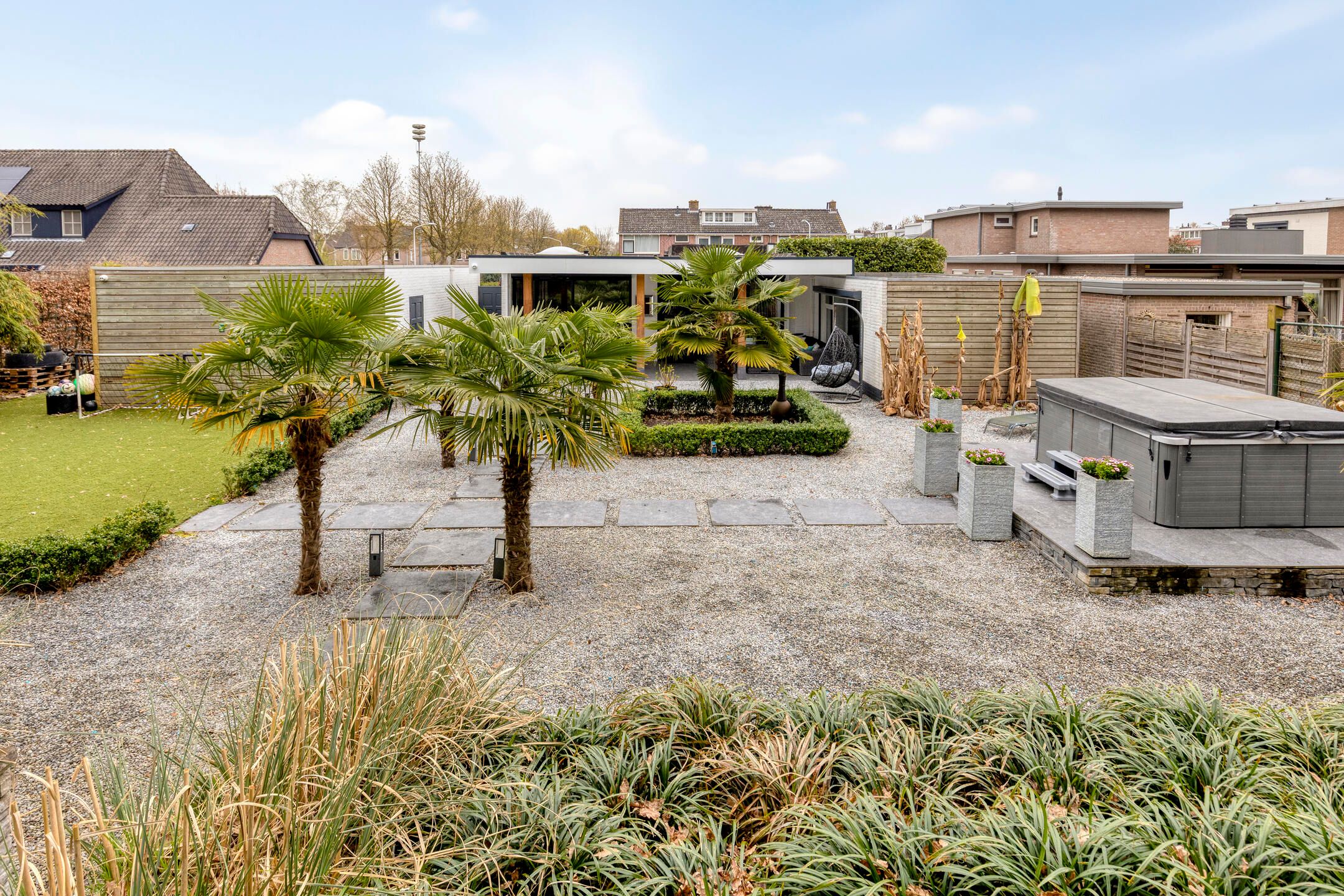 Spacious bungalow with five bedrooms, sauna, and south-facing garden near Wilhelminaplein — 55