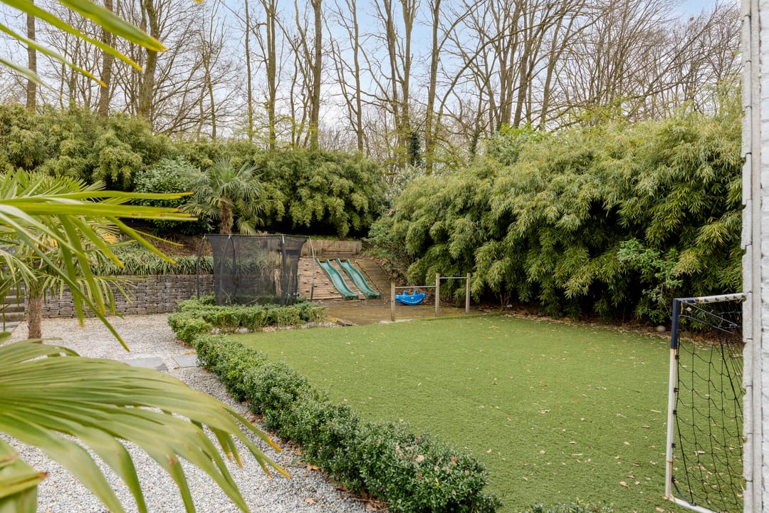 Spacious bungalow with five bedrooms, sauna, and south-facing garden near Wilhelminaplein — 48