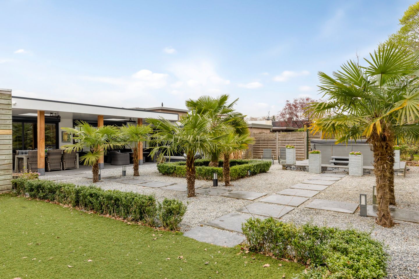 Spacious bungalow with five bedrooms, sauna, and south-facing garden near Wilhelminaplein — 50