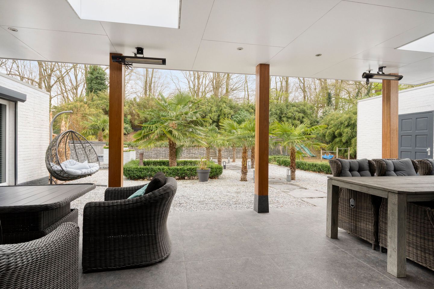 Spacious bungalow with five bedrooms, sauna, and south-facing garden near Wilhelminaplein — 44