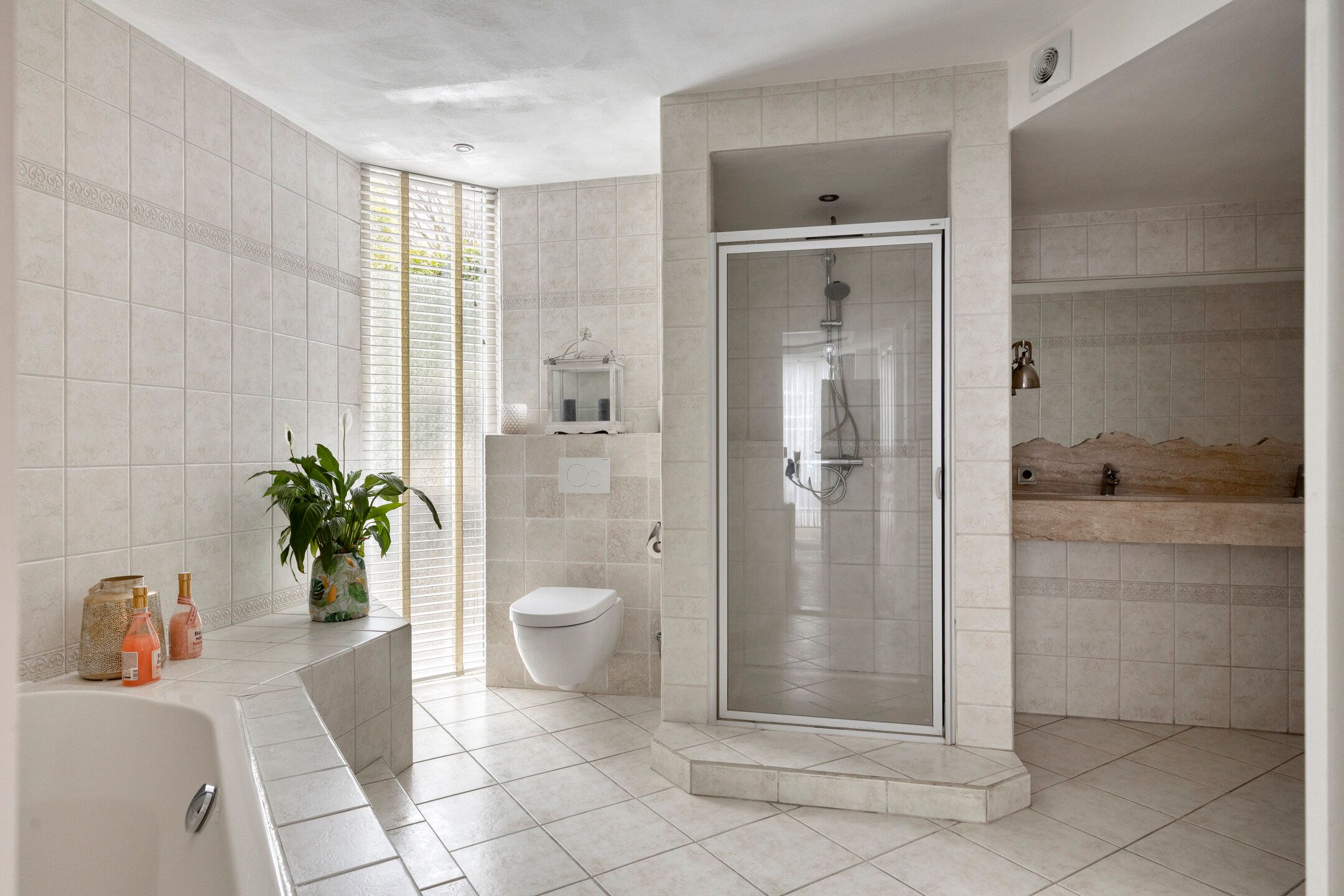Spacious bungalow with five bedrooms, sauna, and south-facing garden near Wilhelminaplein — 37