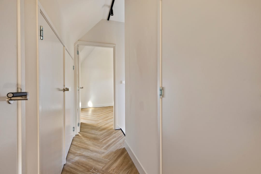 Stylish Renovated Apartment with Roof Terrace in Historic City Center — 12