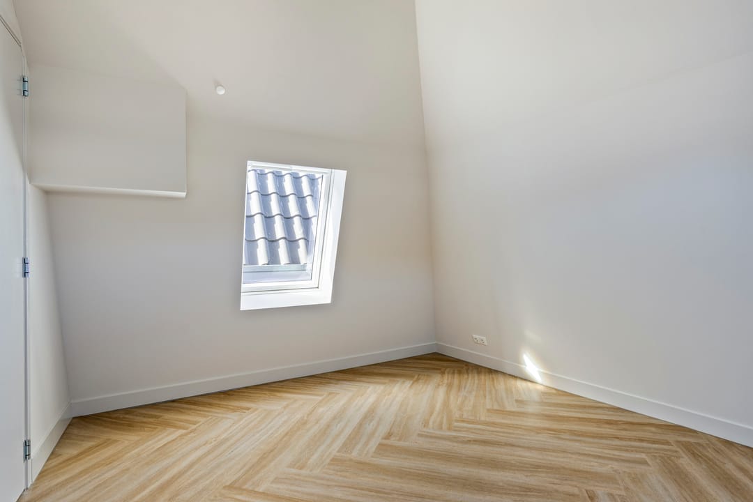 Stylish Renovated Apartment with Roof Terrace in Historic City Center — 14