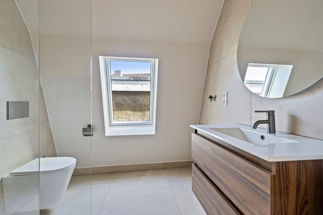 Stylish Renovated Apartment with Roof Terrace in Historic City Center — 15
