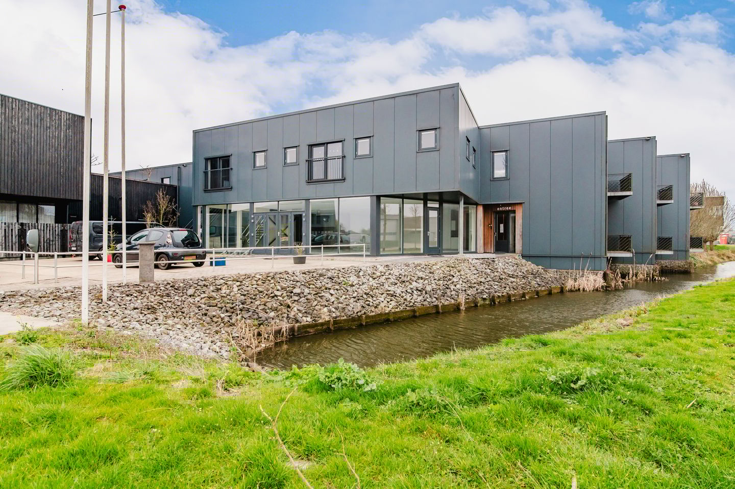 View photo 2 of De Parse 2