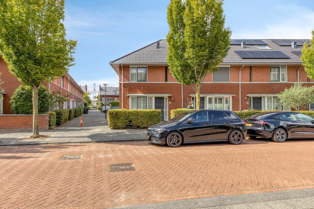 Spacious end house with 5 bedrooms in Nesselande — 37