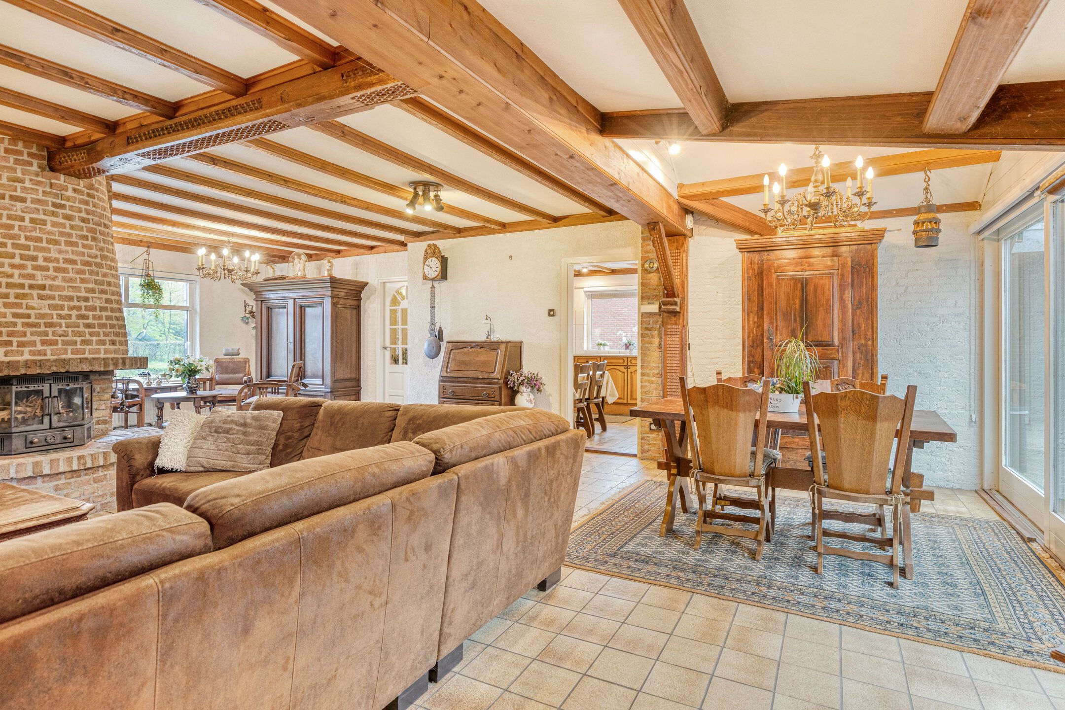 Detached home with spacious garden and renovation potential — 12