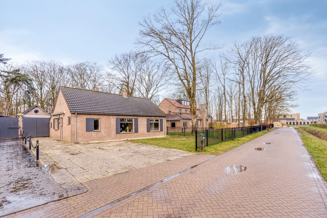 Detached home with spacious garden and renovation potential — 38