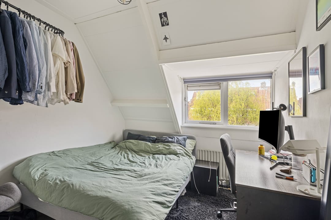 Spacious 1930s Upper Apartment with 4 Bedrooms in Popular Bloemenbuurt — 12