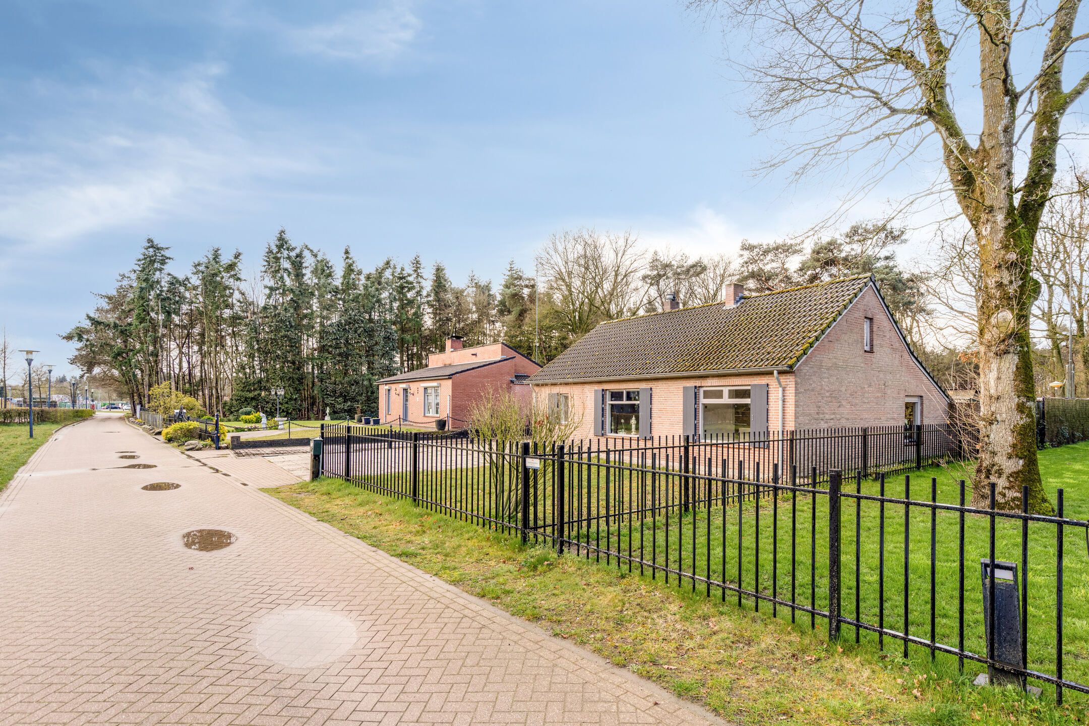 Detached home with spacious garden and renovation potential — 39