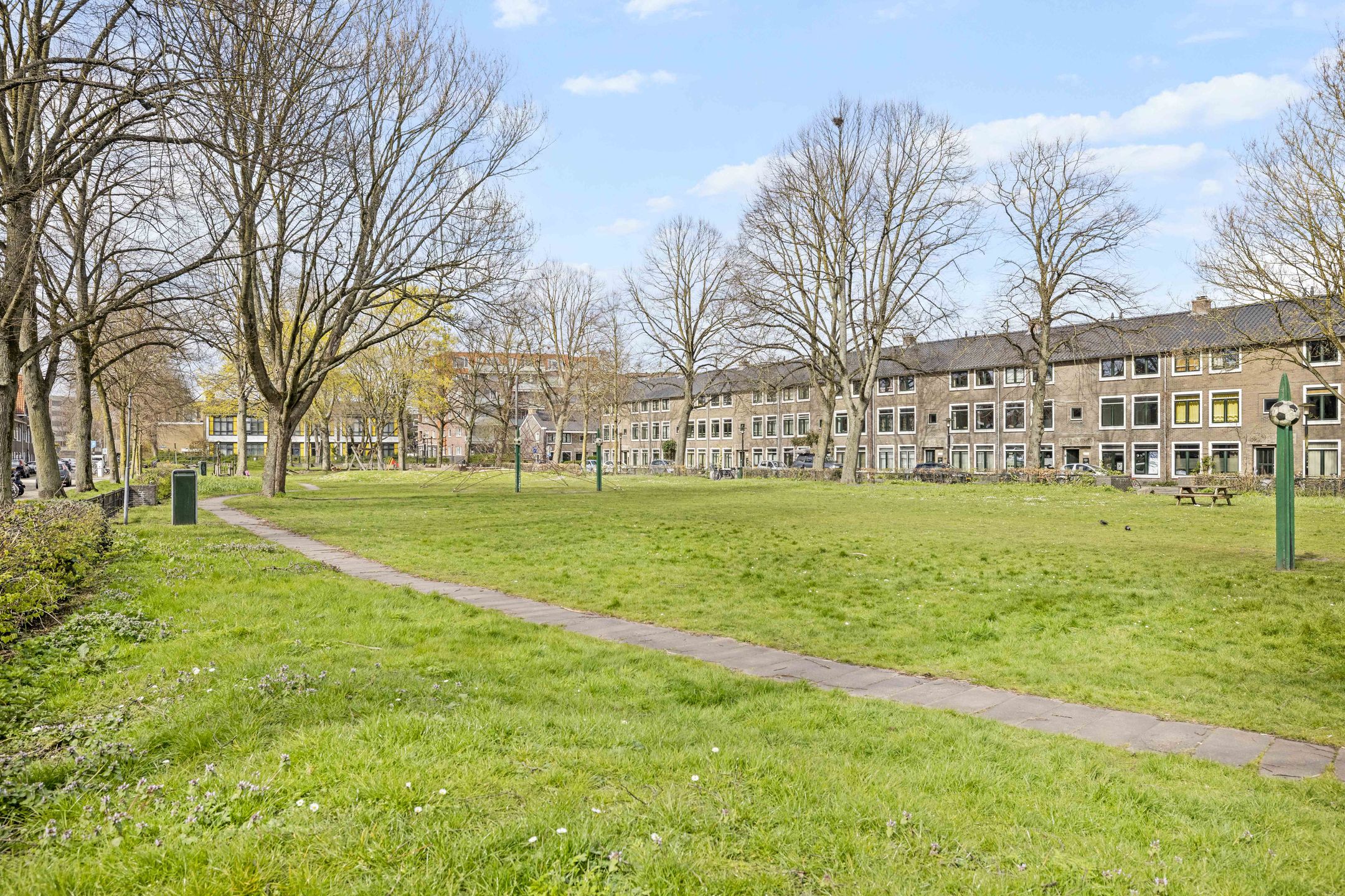 Spacious 1930s Upper Apartment with 4 Bedrooms in Popular Bloemenbuurt — 23