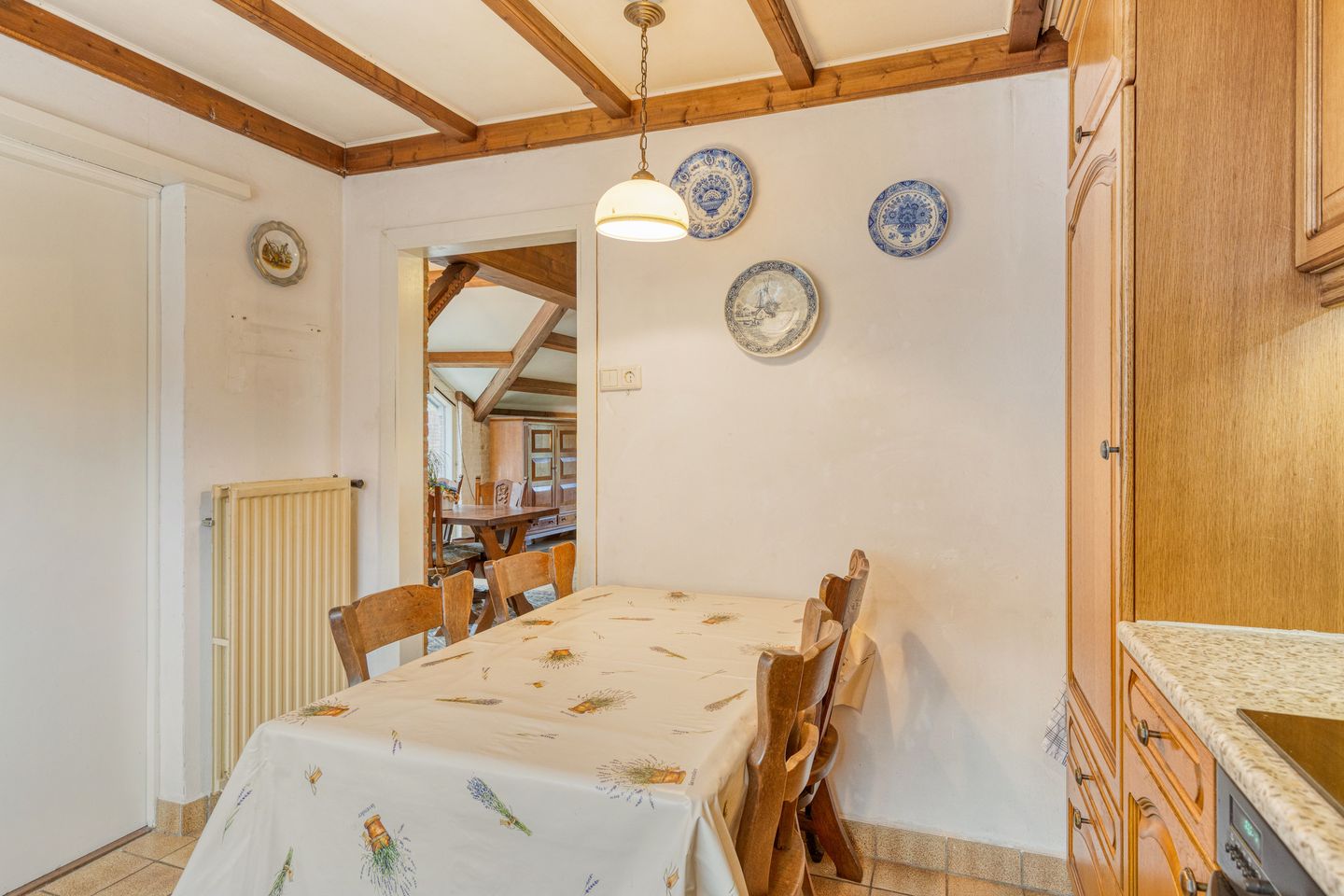 Detached home with spacious garden and renovation potential — 14