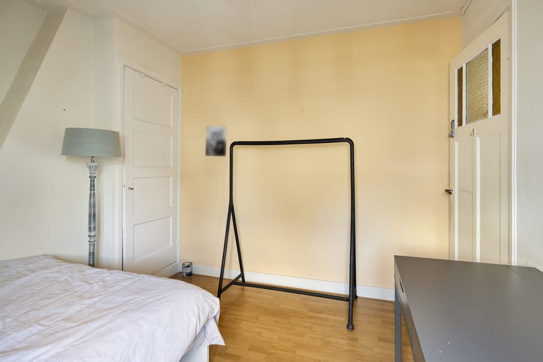Spacious 1930s Upper Apartment with 4 Bedrooms in Popular Bloemenbuurt — 15