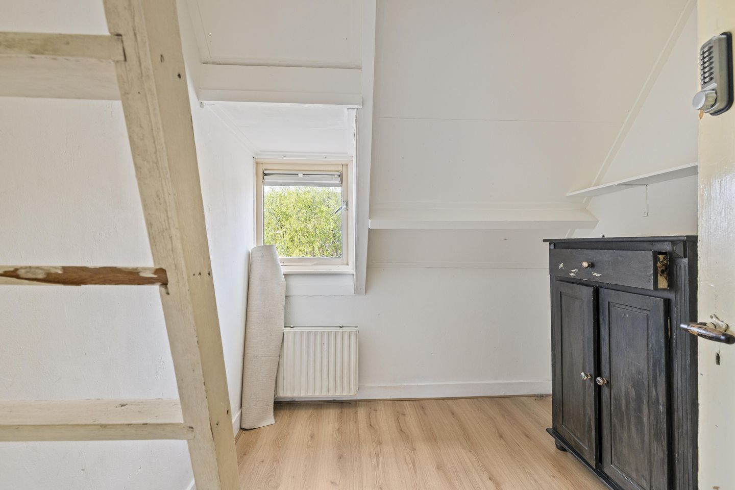 Spacious 1930s Upper Apartment with 4 Bedrooms in Popular Bloemenbuurt — 18