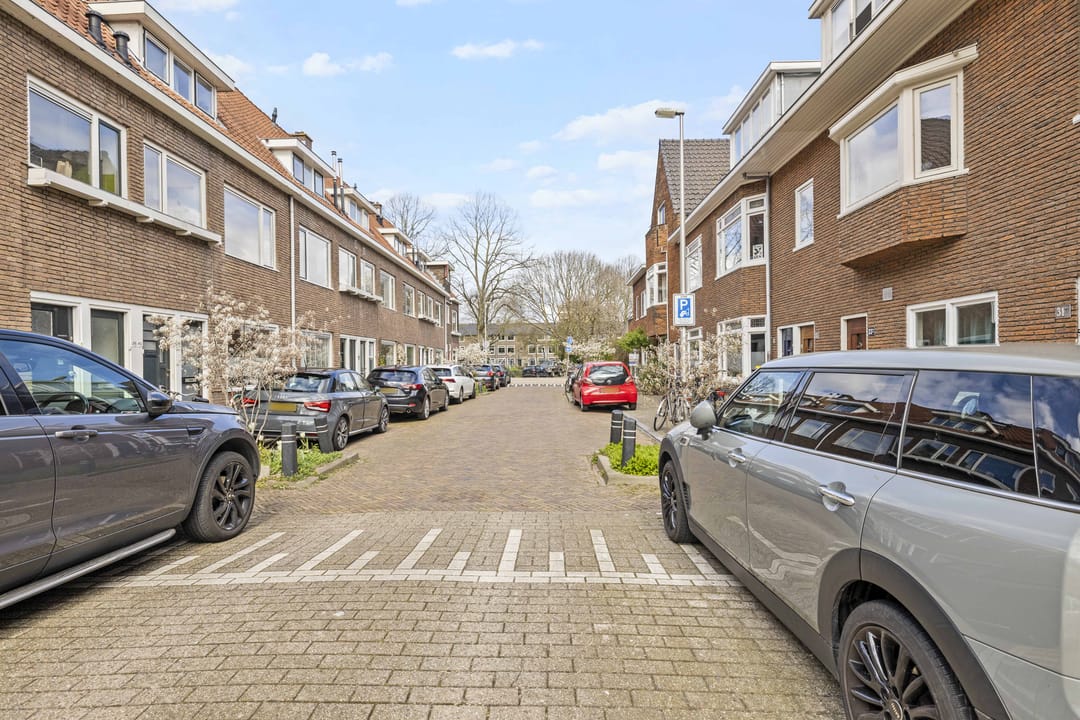 Spacious 1930s Upper Apartment with 4 Bedrooms in Popular Bloemenbuurt — 22