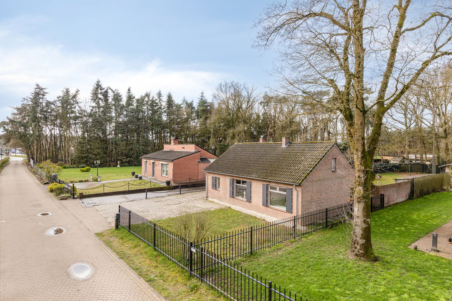 Detached home with spacious garden and renovation potential — 40